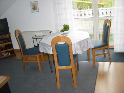 Wohnraum mit Ausgang zum Balkon